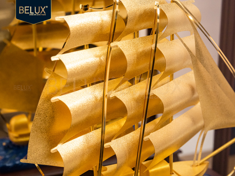 Mô hình thuyền buồm dát vàng 24k&nbsp;28x18x35cm M11